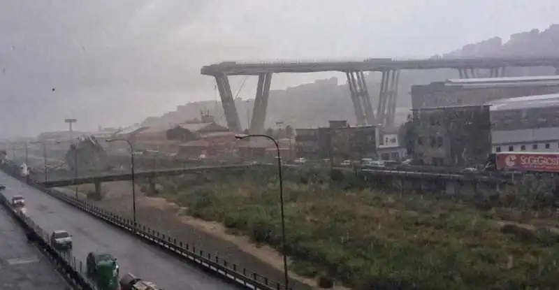 crollo ponte morandi genova 6