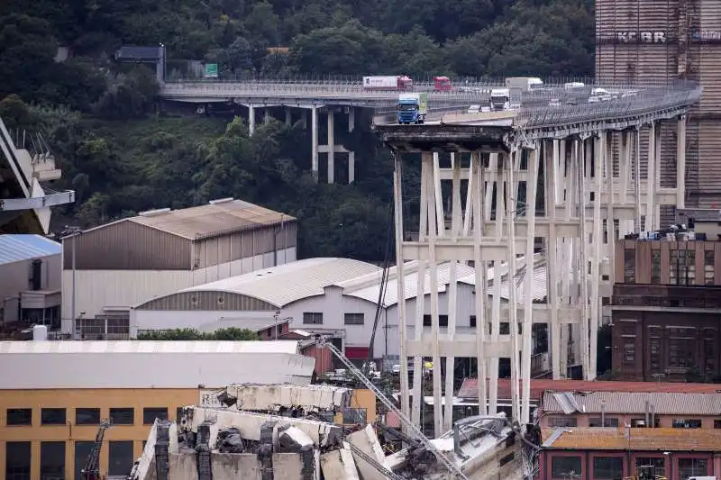 crollo ponte morandi genova foto lapresse 2