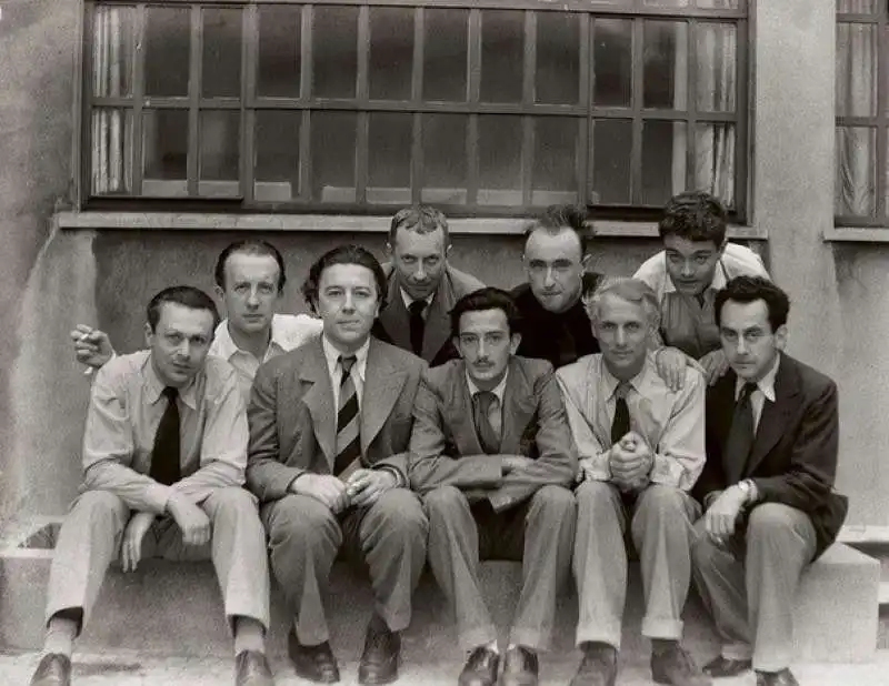 Dalì - Foto di gruppo degli artisti surrealisti