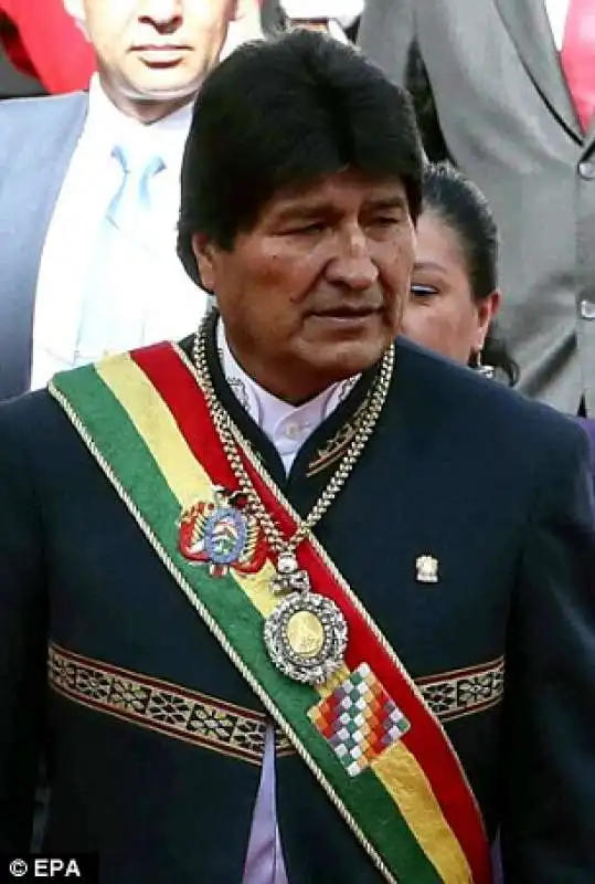 EVO MORALES CON LA MEDAGLIA E LA FASCIA PRESIDENZIALE PRIMA CHE FOSSERO RUBATE