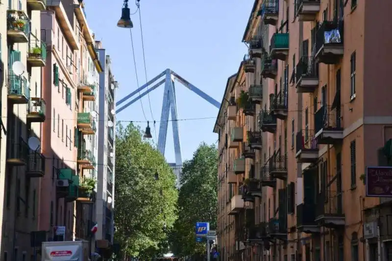 Genova, le case di via Walter Fillak, sotto il ponte crollato