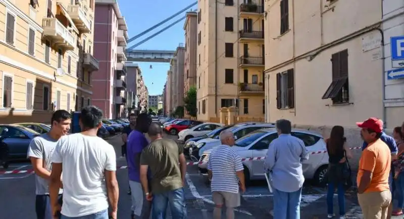 Genova, le case di via Walter Fillak, sotto il ponte crollato