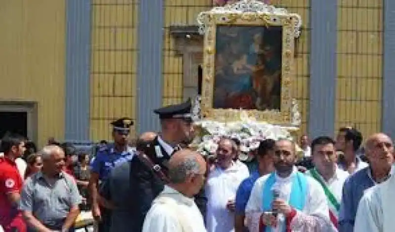 i carabinieri fermano la processione