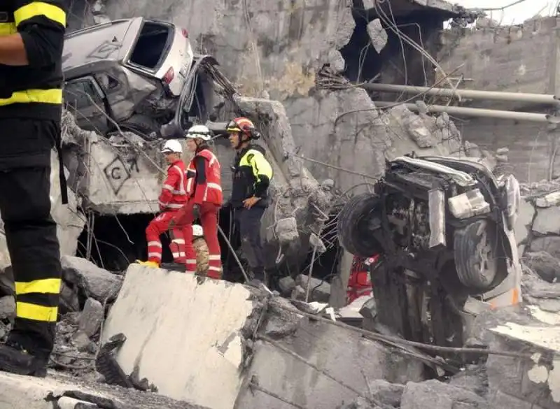 il crollo del ponte di genova   i lavori di soccorsi    