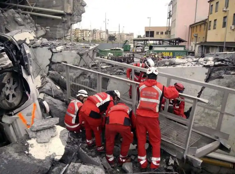 il crollo del ponte di genova   i lavori di soccorsi  