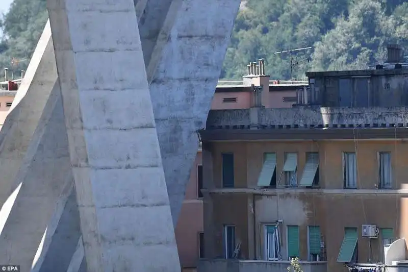 il ponte di genova e le case sottostanti