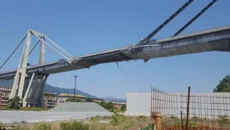 il ponte prima del crollo- gia a pezzi 