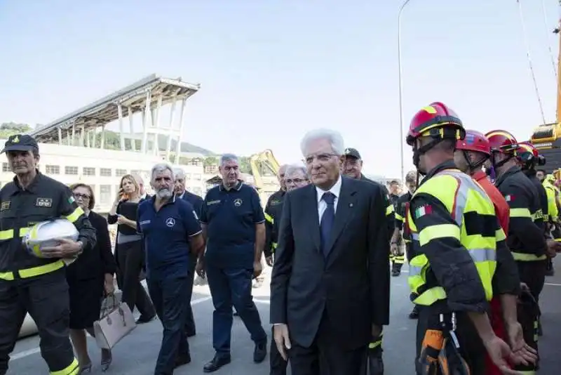 il presidente mattarella sul luogo del crollo del ponte di genova 