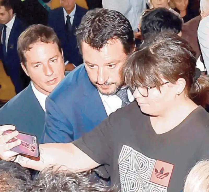 il selfie di una ragazza con salvini ai funerali per le vittime del crollo del ponte a genova