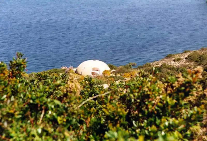 la cupola binishell di michelangelo antonioni e monica vitti in sardegna