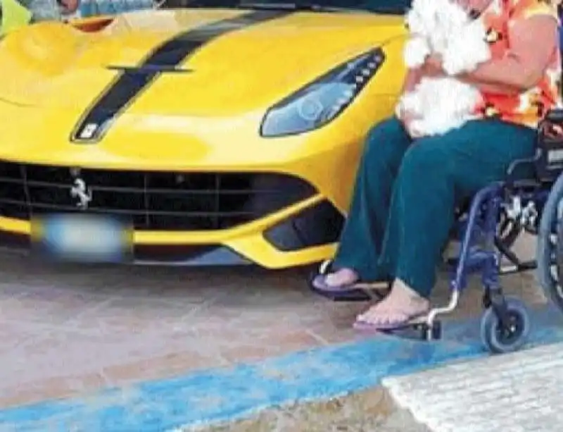 LA FERRARI DI BALOTELLI E LA POLEMICA CON UNA DISABILE