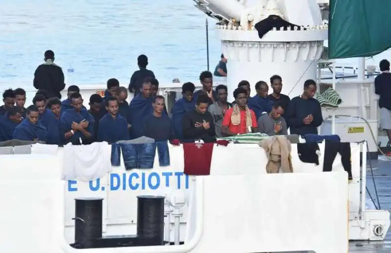 la nave diciotti a catania 4