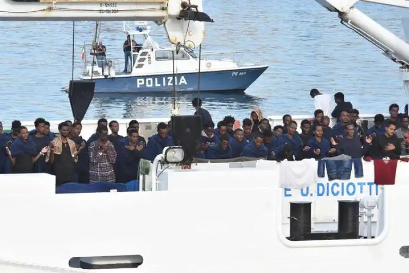 la nave diciotti a catania 5