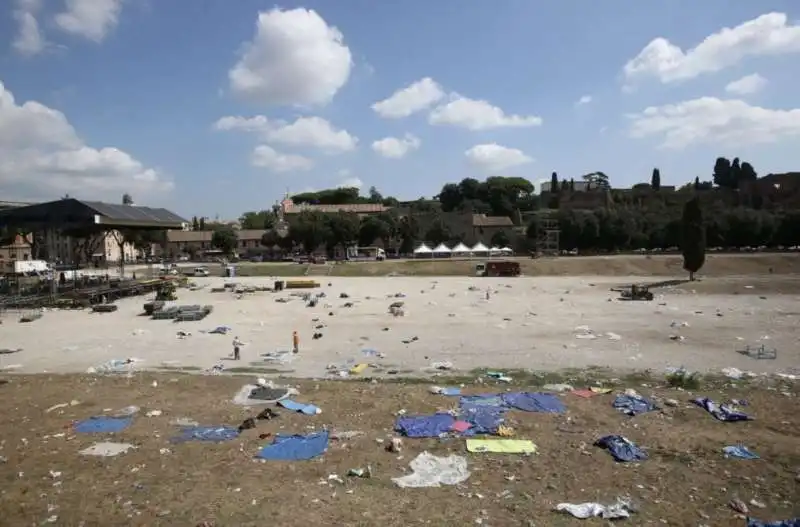 la spazzatura dei papa boys al circo massimo 23