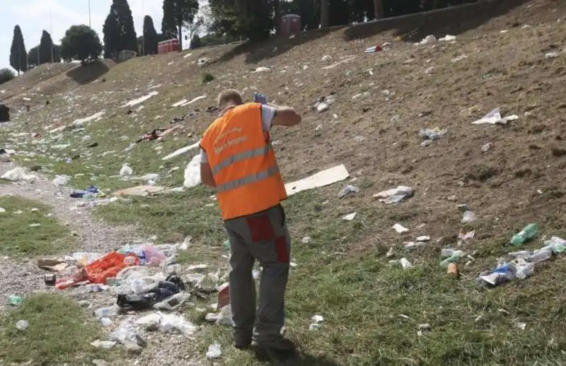 la spazzatura dei papa boys al circo massimo 31