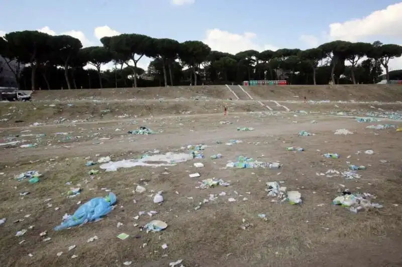 la spazzatura dei papa boys al circo massimo 43