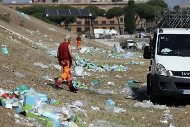 la spazzatura dei papa boys al circo massimo 53