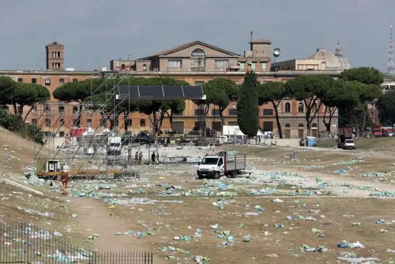 la spazzatura dei papa boys al circo massimo 54