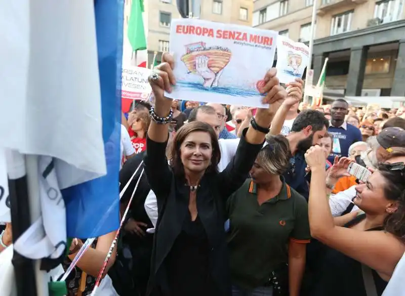 laura boldrini in piazza contro salvini e orban