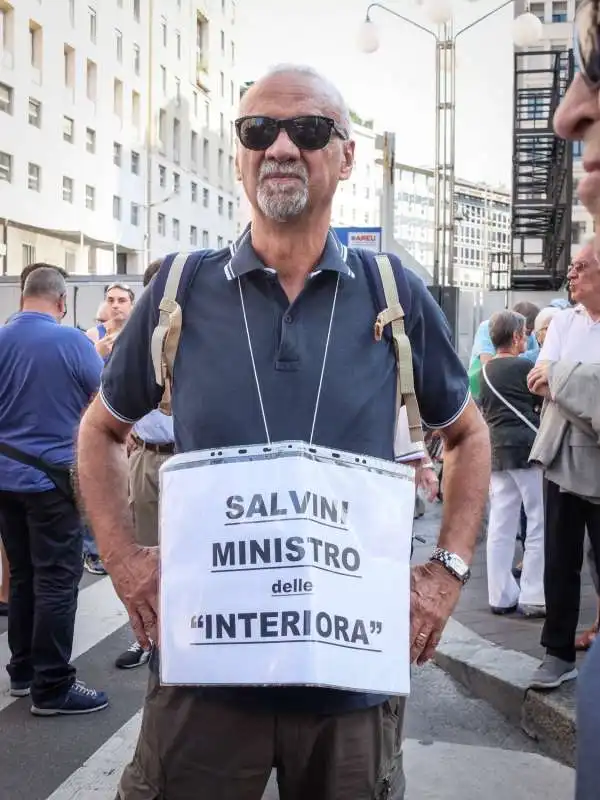 manifestazione a milano contro salvini e orban 1