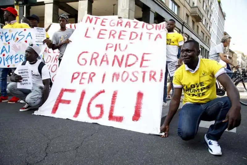 manifestazione a milano contro salvini e orban 11