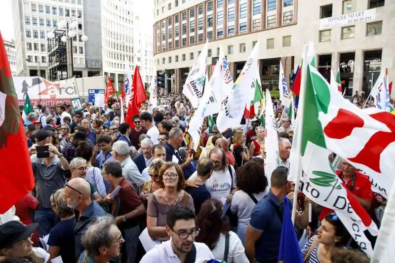 manifestazione a milano contro salvini e orban 16