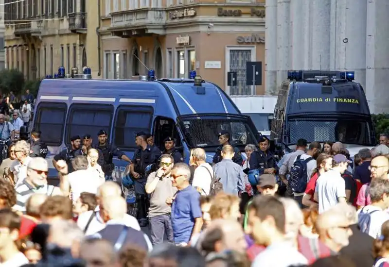 manifestazione a milano contro salvini e orban 21