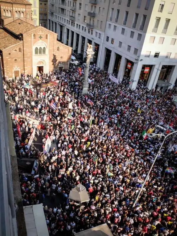 manifestazione a milano contro salvini e orban 22