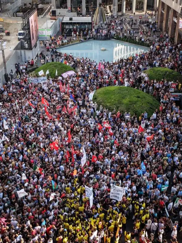 manifestazione a milano contro salvini e orban 23