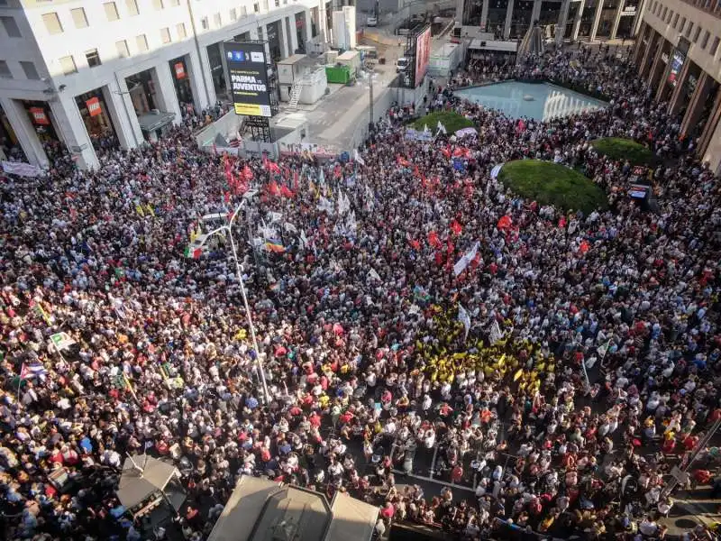 manifestazione a milano contro salvini e orban 25