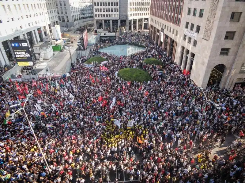 manifestazione a milano contro salvini e orban 26