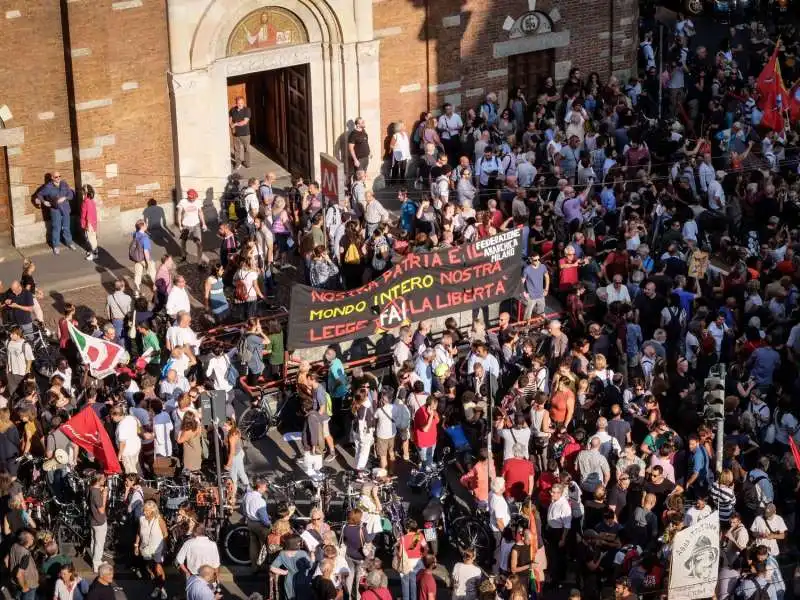 manifestazione a milano contro salvini e orban 28