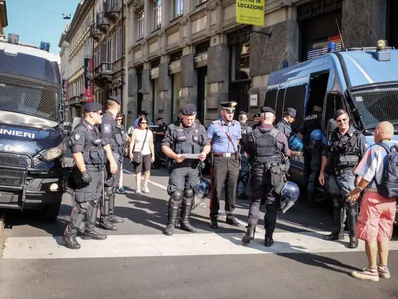 manifestazione a milano contro salvini e orban 3