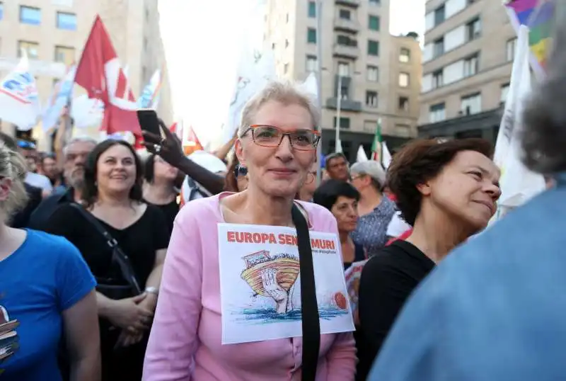 manifestazione a milano contro salvini e orban 30