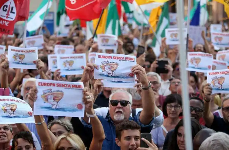 manifestazione a milano contro salvini e orban 33