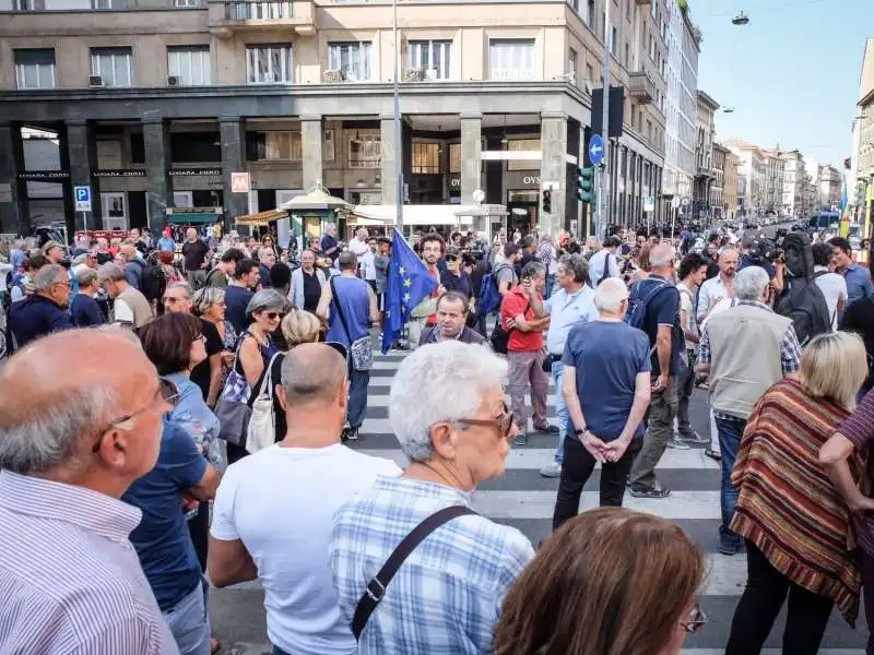 manifestazione a milano contro salvini e orban 4