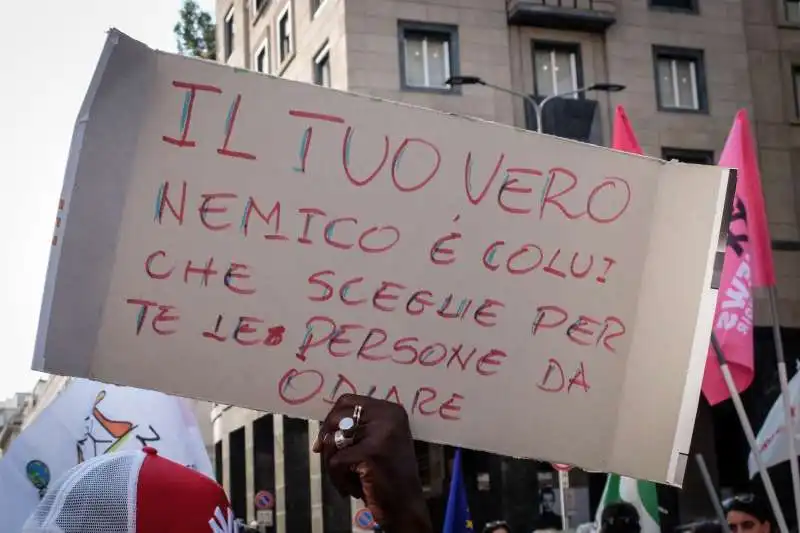 manifestazione a milano contro salvini e orban 6