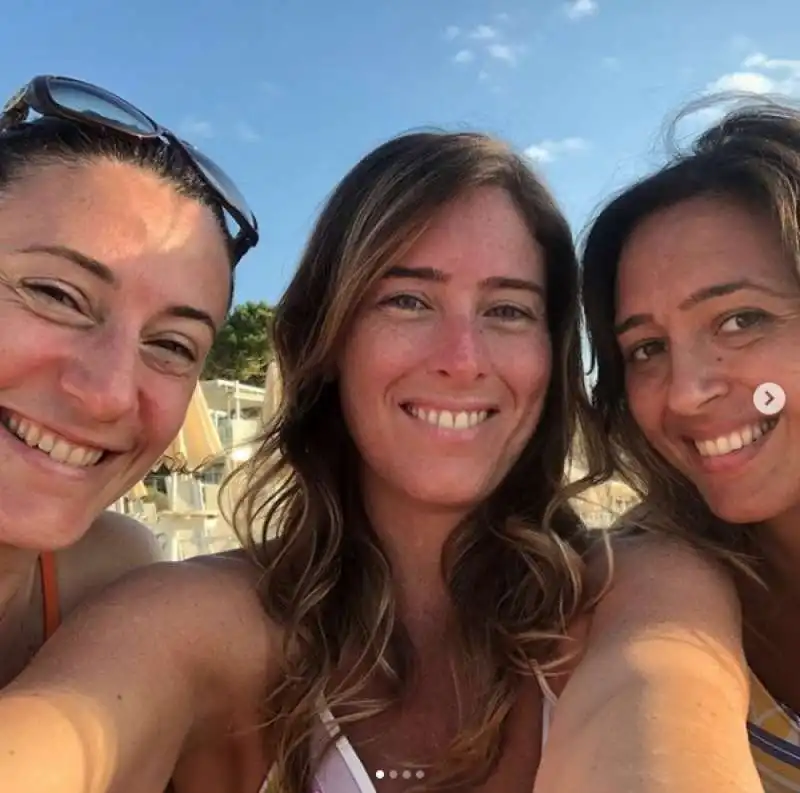 MARIA ELENA BOSCHI CON LE AMICHE IN MAREMMA