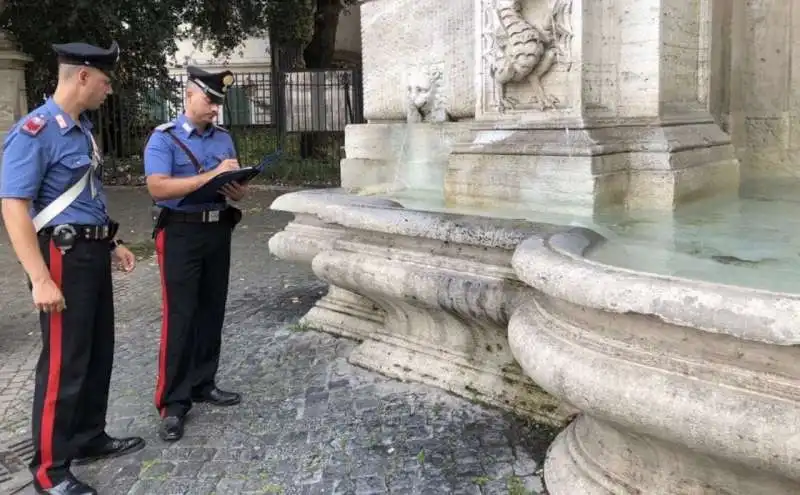 marocchino si fa il bagno nella fontana di piazza trilussa