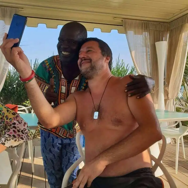 matteo salvini con l'ambulante moussa mbaye