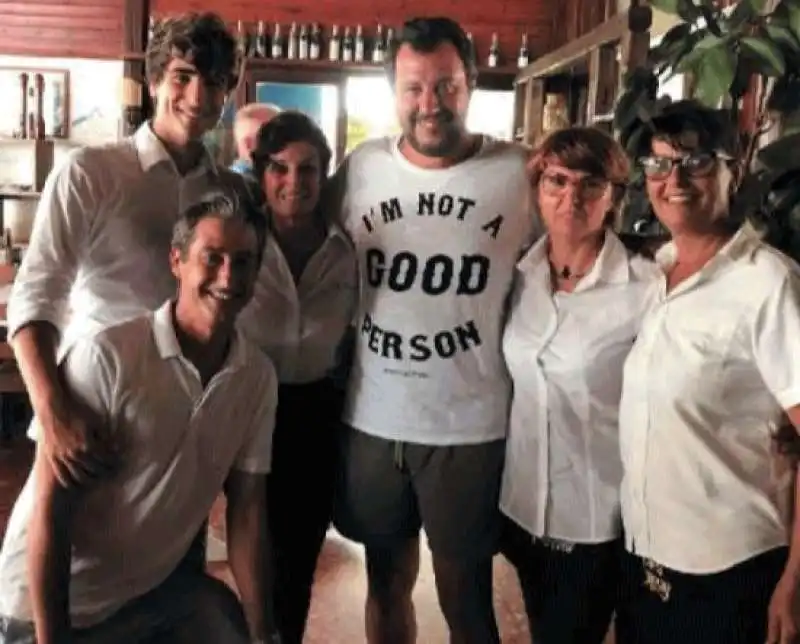 MATTEO SALVINI CON UN GRUPPO DI SOSTENITORI