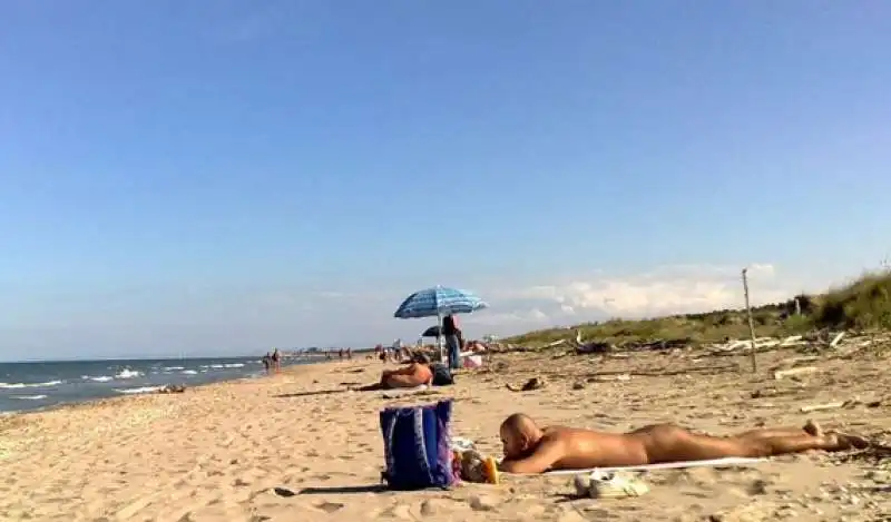 NUDISTI IN SPIAGGIA