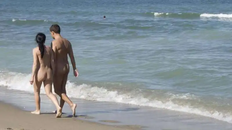 NUDISTI  IN SPIAGGIA