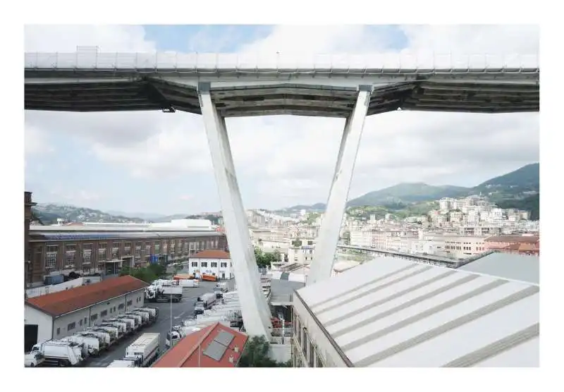 ponte morandi  a genova foto di tob waylan 