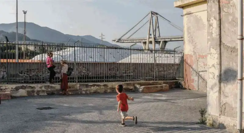 QUEL CHE RESTA DEL PONTE MORANDI VISTO DAL QUARTIERE DEL CAMPASSO A GENOVA