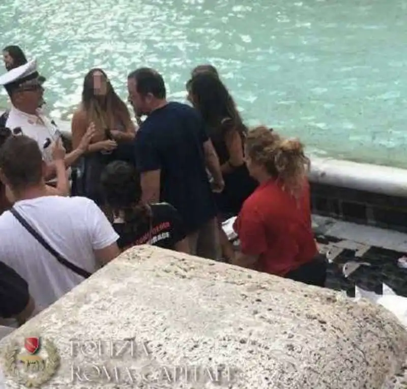 rissa per un selfie fontana di trevi 1