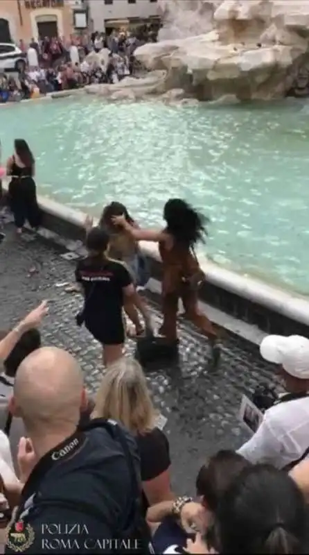 rissa per un selfie fontana di trevi 4