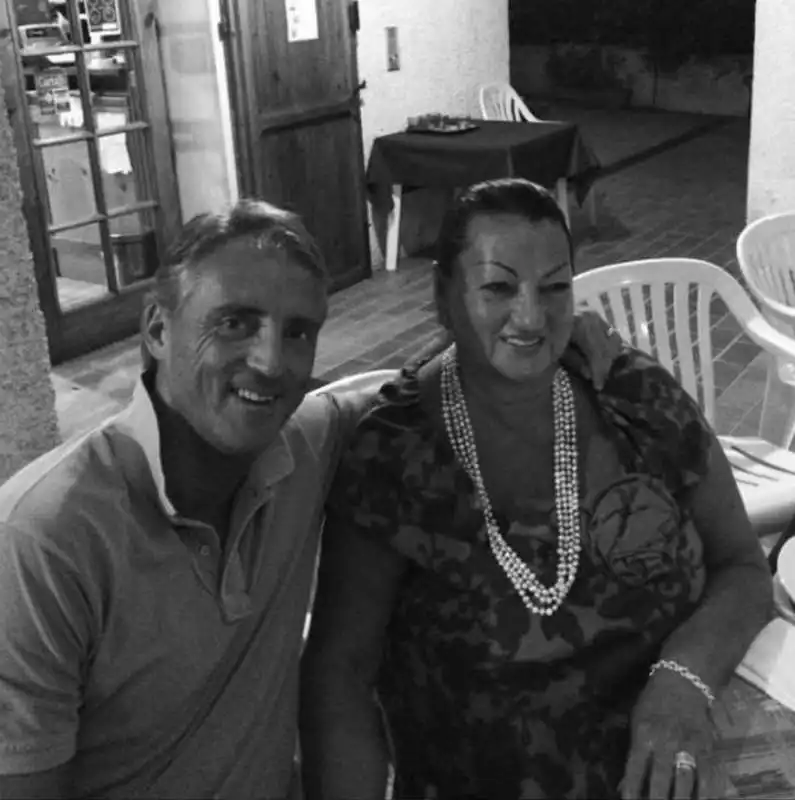 roberto mancini con la mamma marianna