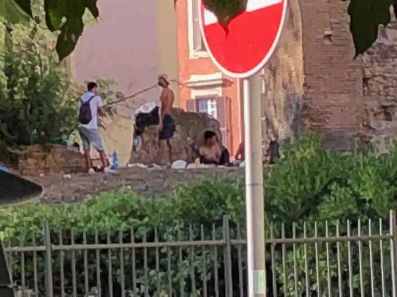 ROMA - MIGRANTI ACCAMPATI A VIA STATILIA  