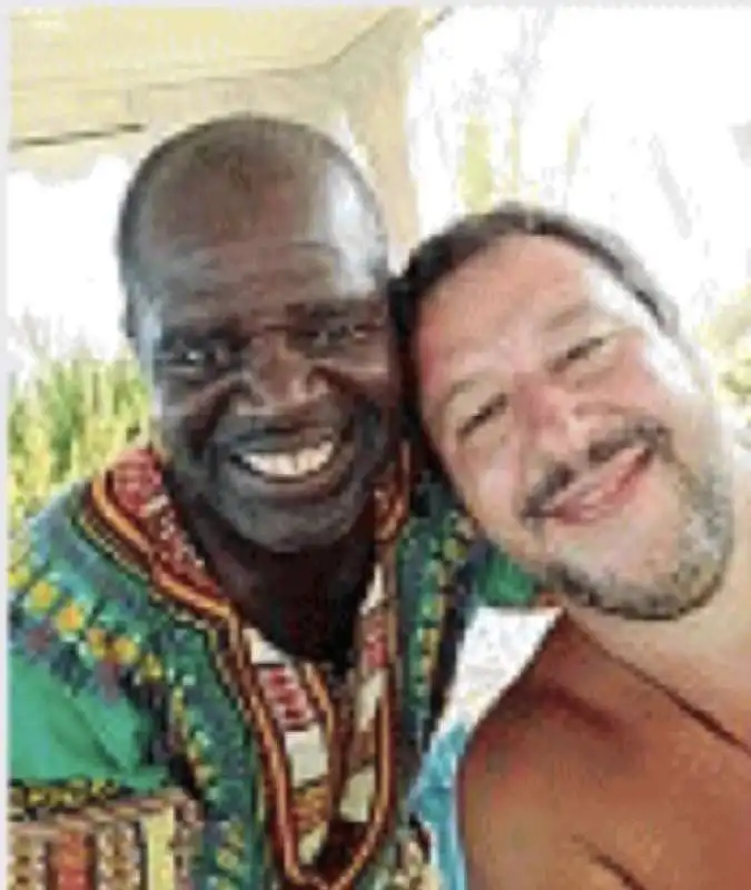 selfie di salvini con l'ambulante moussa mbaye